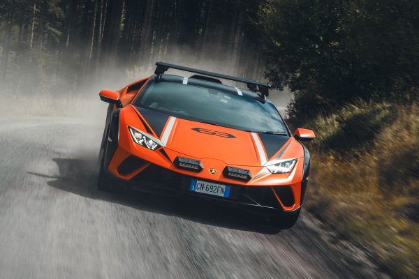 Плюсове - отлично сцепление и контрол, артистично присъствие, сензационен атмосферен V10 двигател

Минуси - външният вид е прекалено апокалиптичен за някои, почти няма място за багаж

Lamborghini Hurac&aacute;n Sterrato е може би най-забавният вариант на основния суперавтомобил на компанията. Това е и последният Hurac&aacute;n, който ще видим. Sterrato е подходящ финал!

Базиран на обикновеното купе Hurac&aacute;n със задвижване на четирите колела, Sterrato е с 44 мм по-висок и получава 25% по-меки пружини, плюс допълнителен 35% ход на окачването отпред и 25% повече отзад. Предната му следа е с 30 мм по-широка, задната следа е с 34 мм по-широка, а междуосието му е с 9 мм по-дълго. 

Неговата здрава външна опаковка означава, че не е съвсем фин. Това усещане се засилва от неговия 5,2-литров V10 двигател с атмосферно пълнене &ndash; също последният по рода си, който Lamborghini ще направи. 

Благодарение на своите офроуд гуми, Sterrato има спокойно, лесно  возене, което е в състояние да се справи с повечето повърхности с изключителна лекота. Всеки би могъл да изкара този суперавтомобил извън пътя. Също толкова добър е и на асфалта, с безупречно возене и комуникативно управление.
